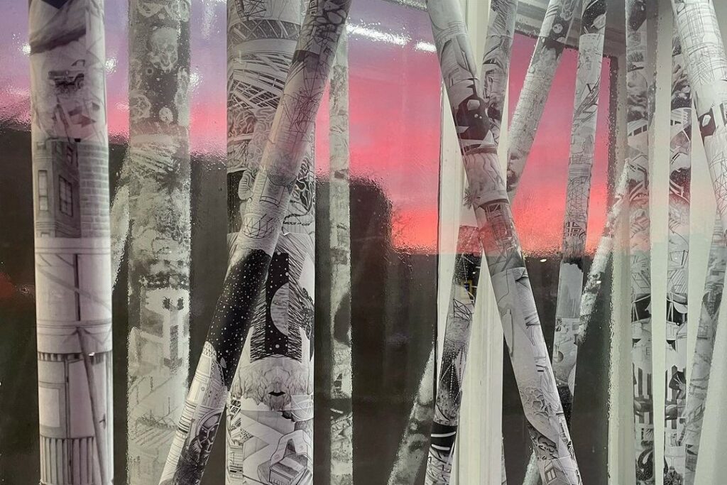 Detailansicht einer Installation mit Papierrollen, die an Birkenstämme erinnern