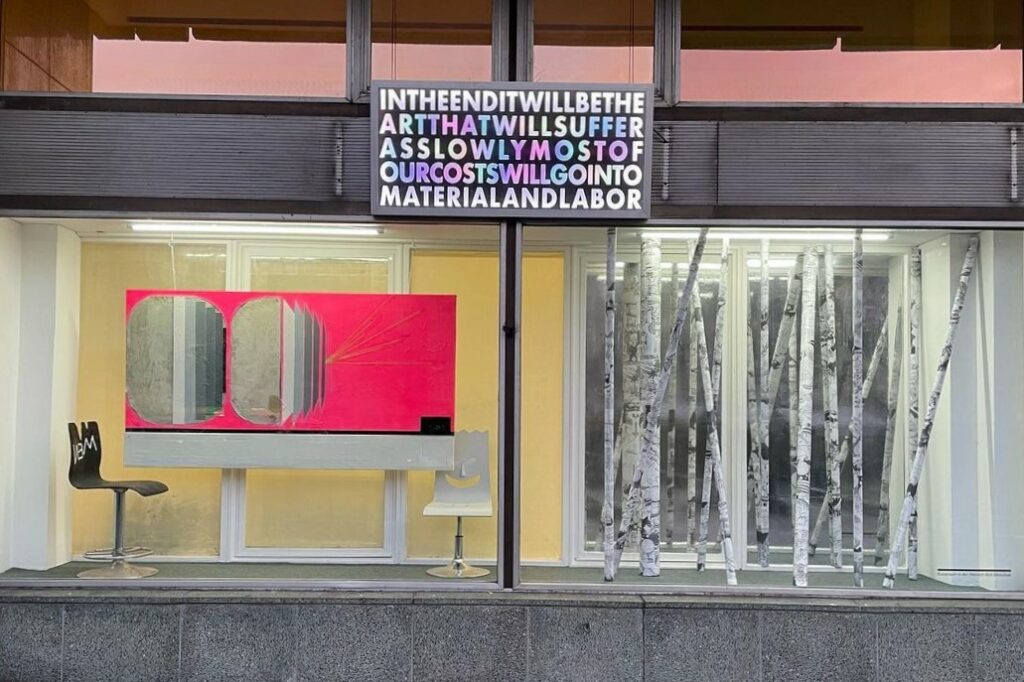 Gesamtansicht des Schaufensters des Kunstraum Fuges mit 2 künstlerischen Arbeiten